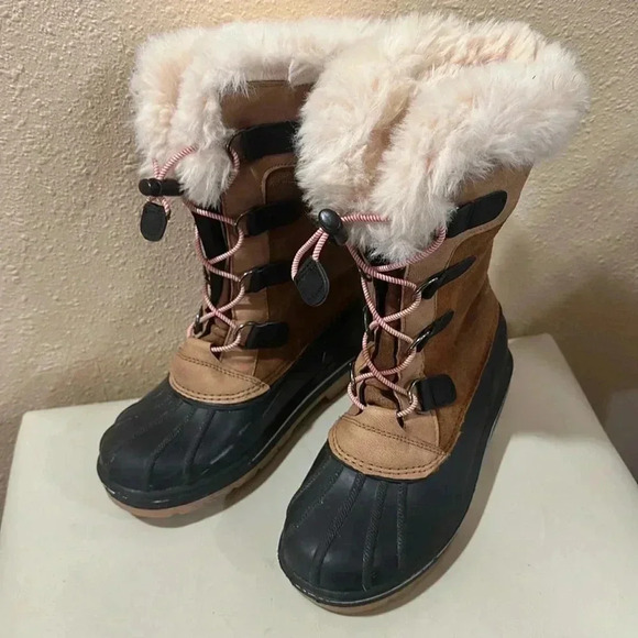 Cat and Jack fur lined snow boots size 2 - Picture 1 of 9